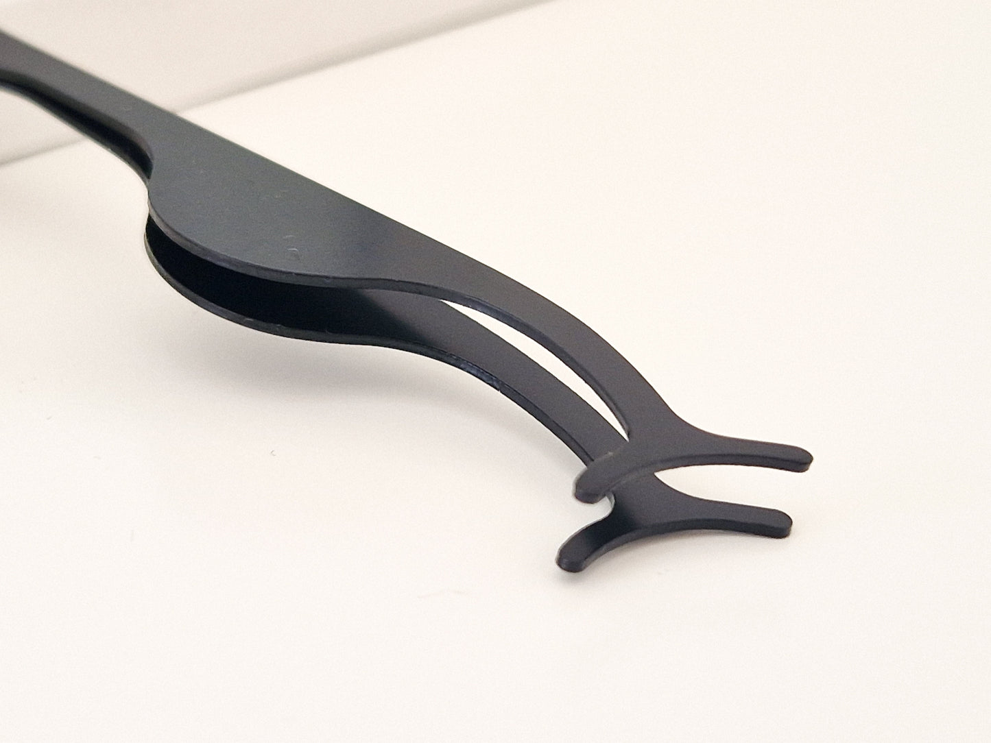 Eyelash curler/tweezer